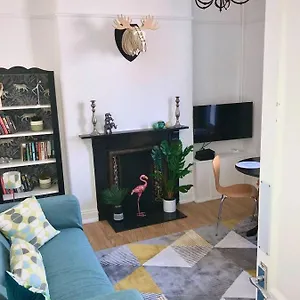  Holiday home 4 Double Beds City House, Virgin Tv Wifi Free Parking